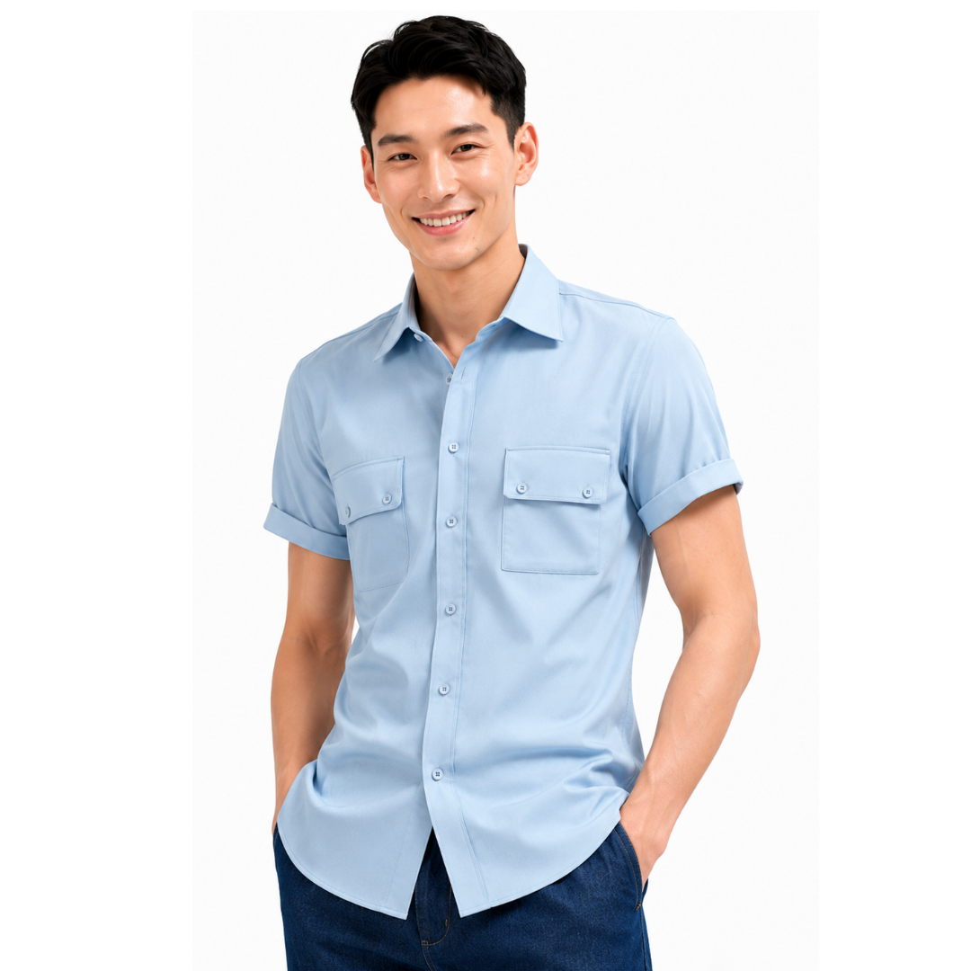 Men's fitted short-sleeve shirt SH102 — light blue poplin, front view on model, two chest patch pockets with button flaps
